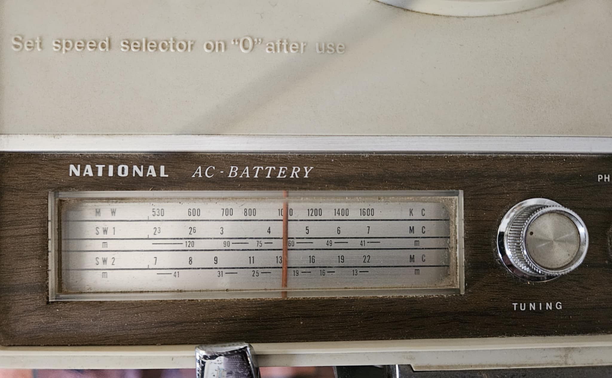 National SG-585 – Gira-discos Portátil Vintage