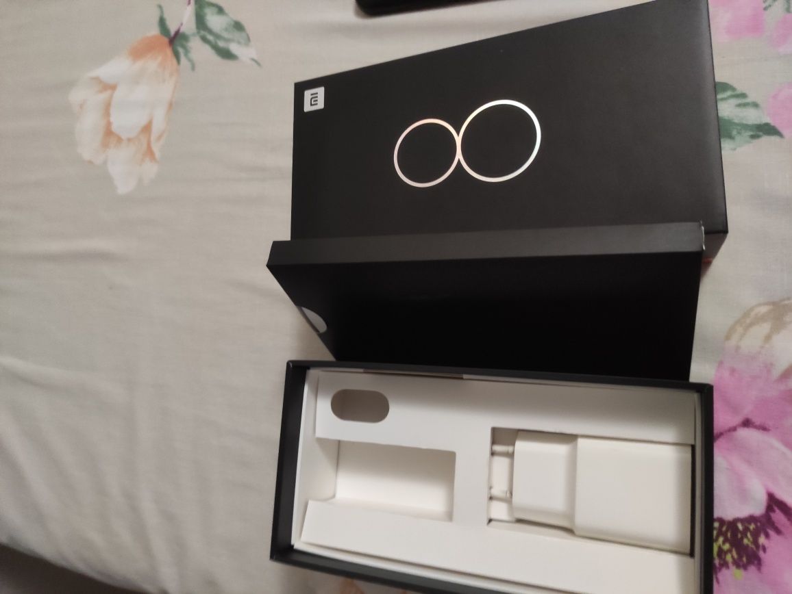 Продам Xiaomi Mi-8__6-128 GB.

Комплект на фото:

Коробка, телефон, до