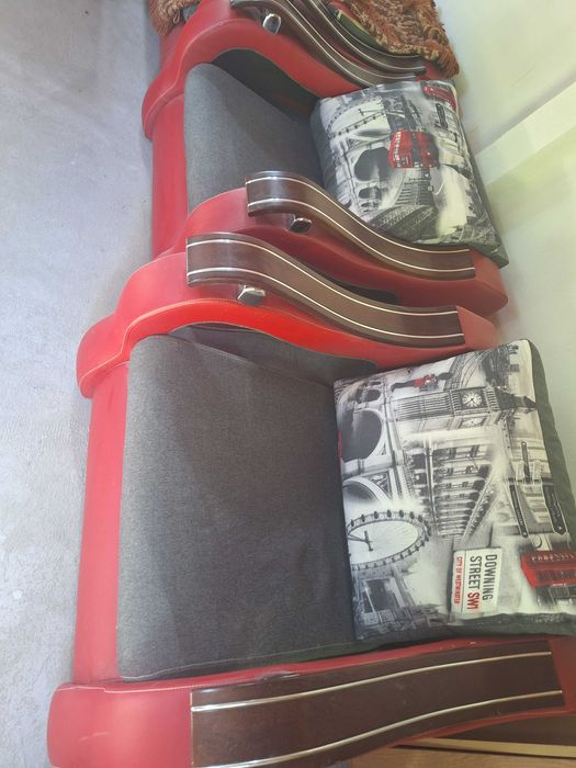 Efektowny fotel w starym stylu, z elementami ze skóry