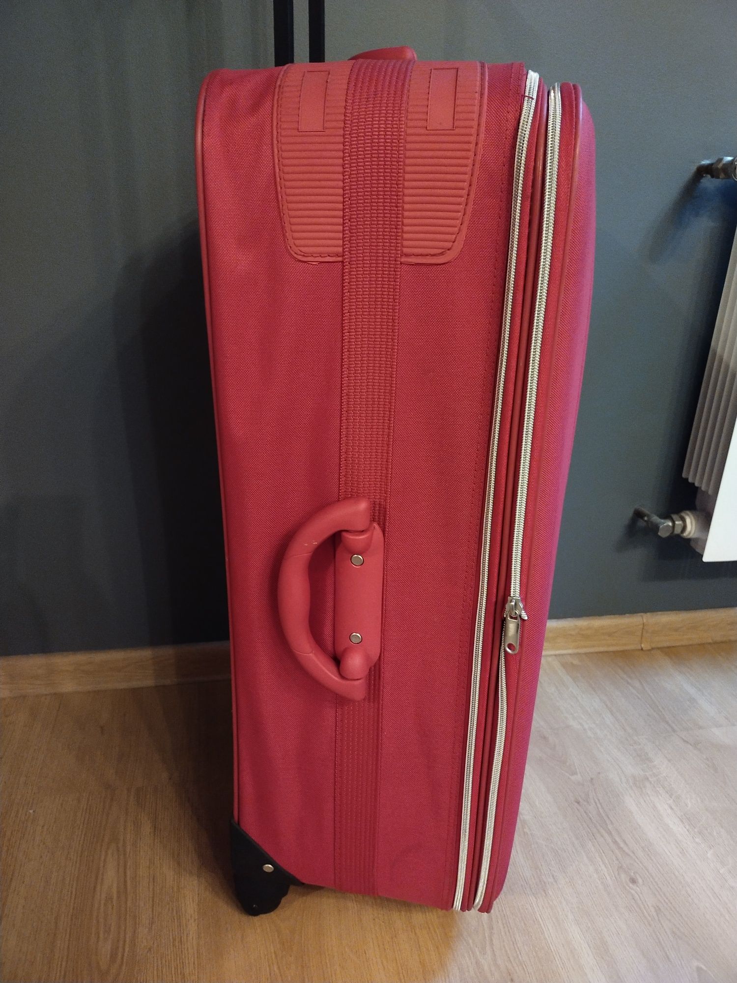 Duża walizka na kółkach z wysuwana rączka