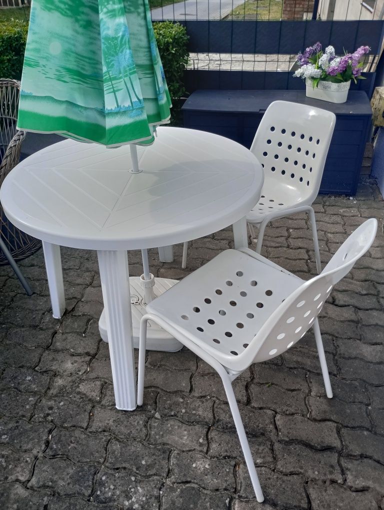 Stół i dwa krzesła balkon taras parasol podstawa