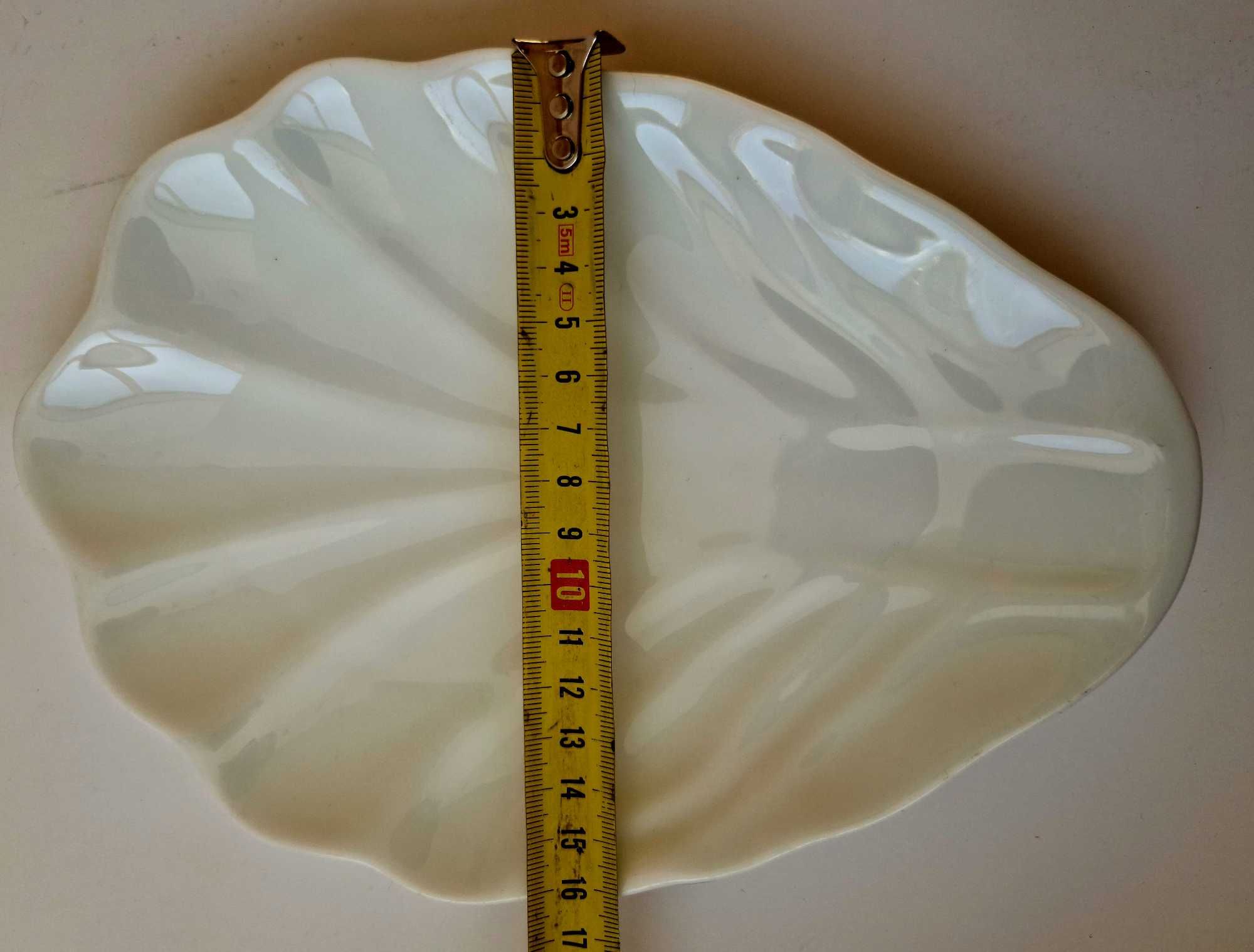 Тарелка блюдо керамика белое лепесток.