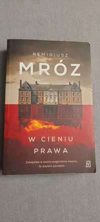 "W CIENIU PRAWA" Remigiusz Mróz