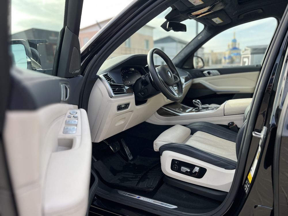 BMW X7 M50I, 530 л.с.