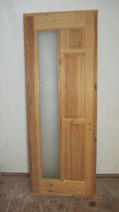 Деревянная дверь.