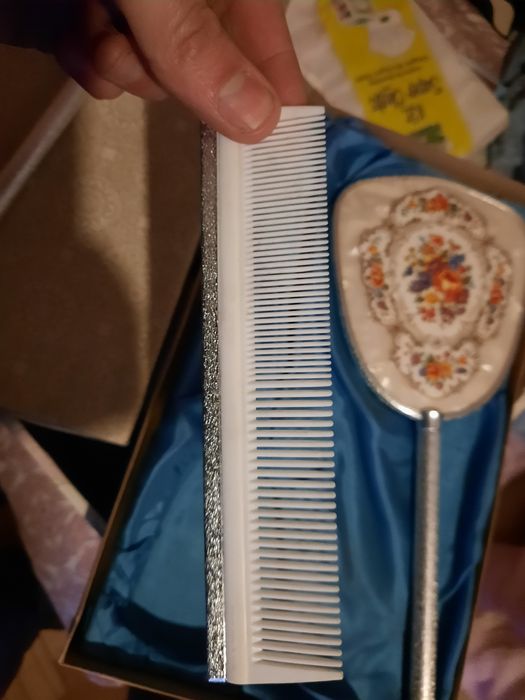 Conjunto de beleza. Escova, pente e espelho