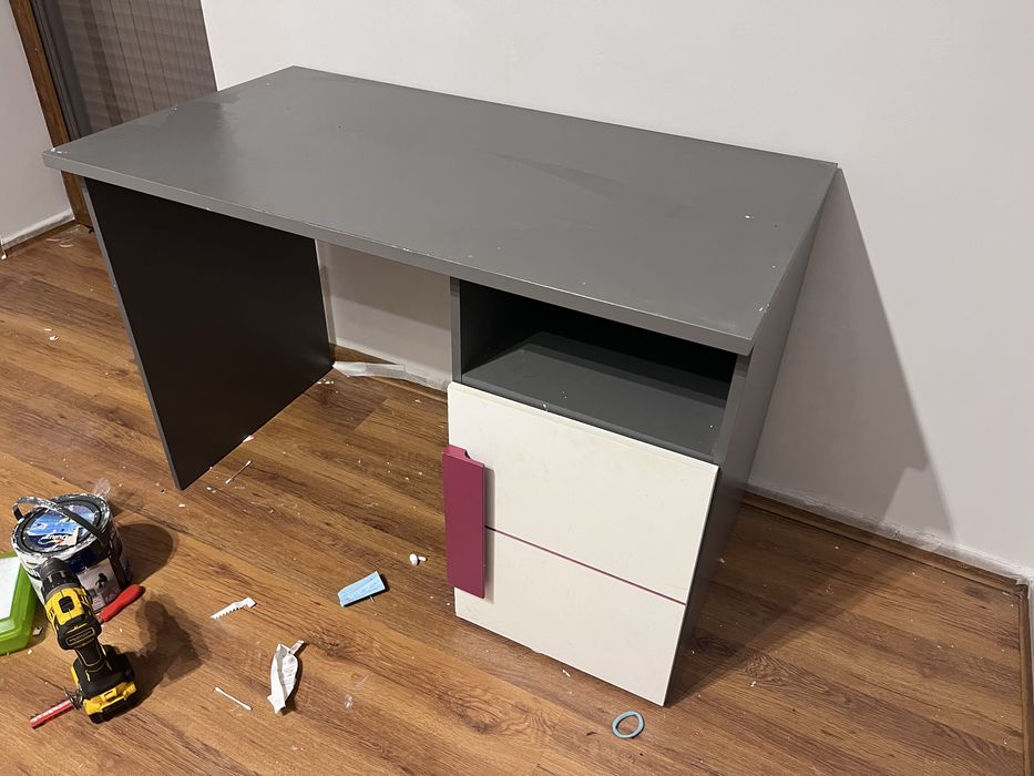 Biurko szaro-biało-fioletowe