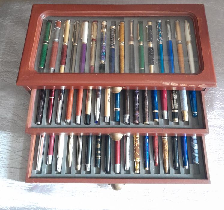 Caixa com 50 canetas