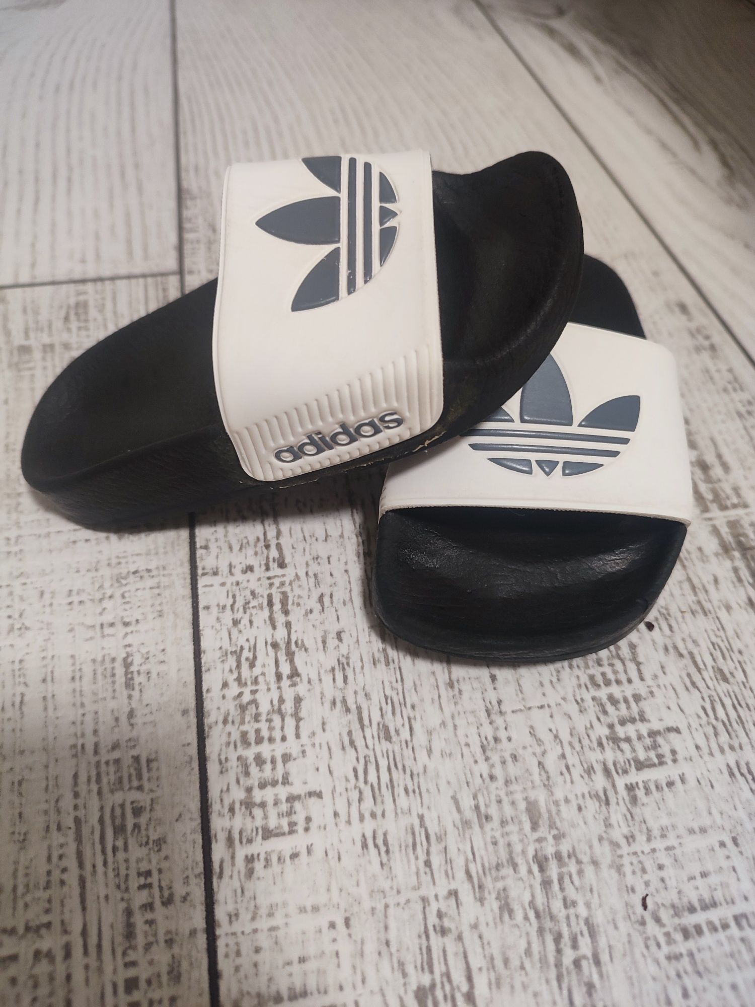 Шльопанці Adidas розмір 24,стан нових