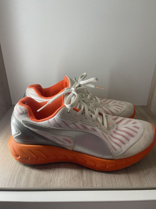 спортивні кросівки