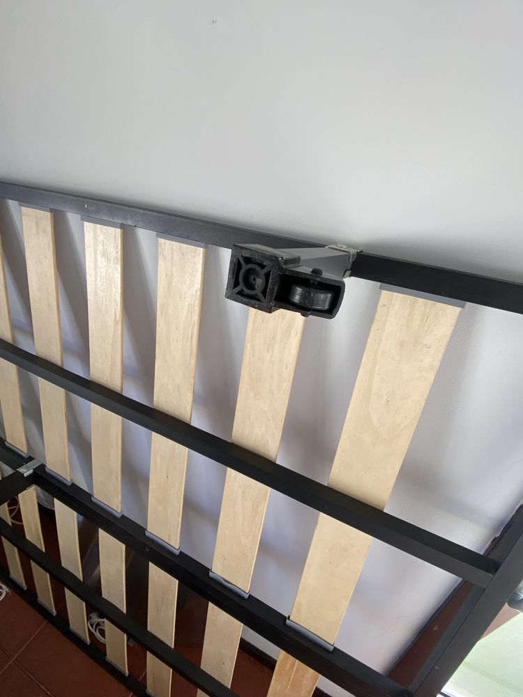 Estrado/estrutura de cama com pés e rodas. (1.60x2.00)