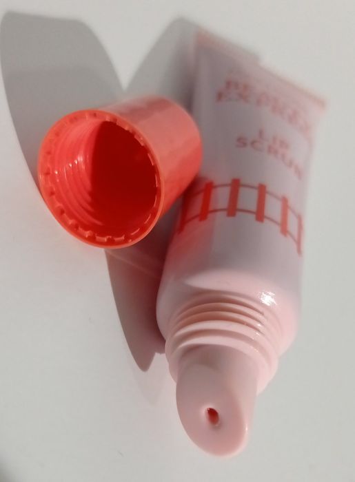 Nowy balsam z peelingiem do ust w tubce 10 ml Lip Scrub Max&More