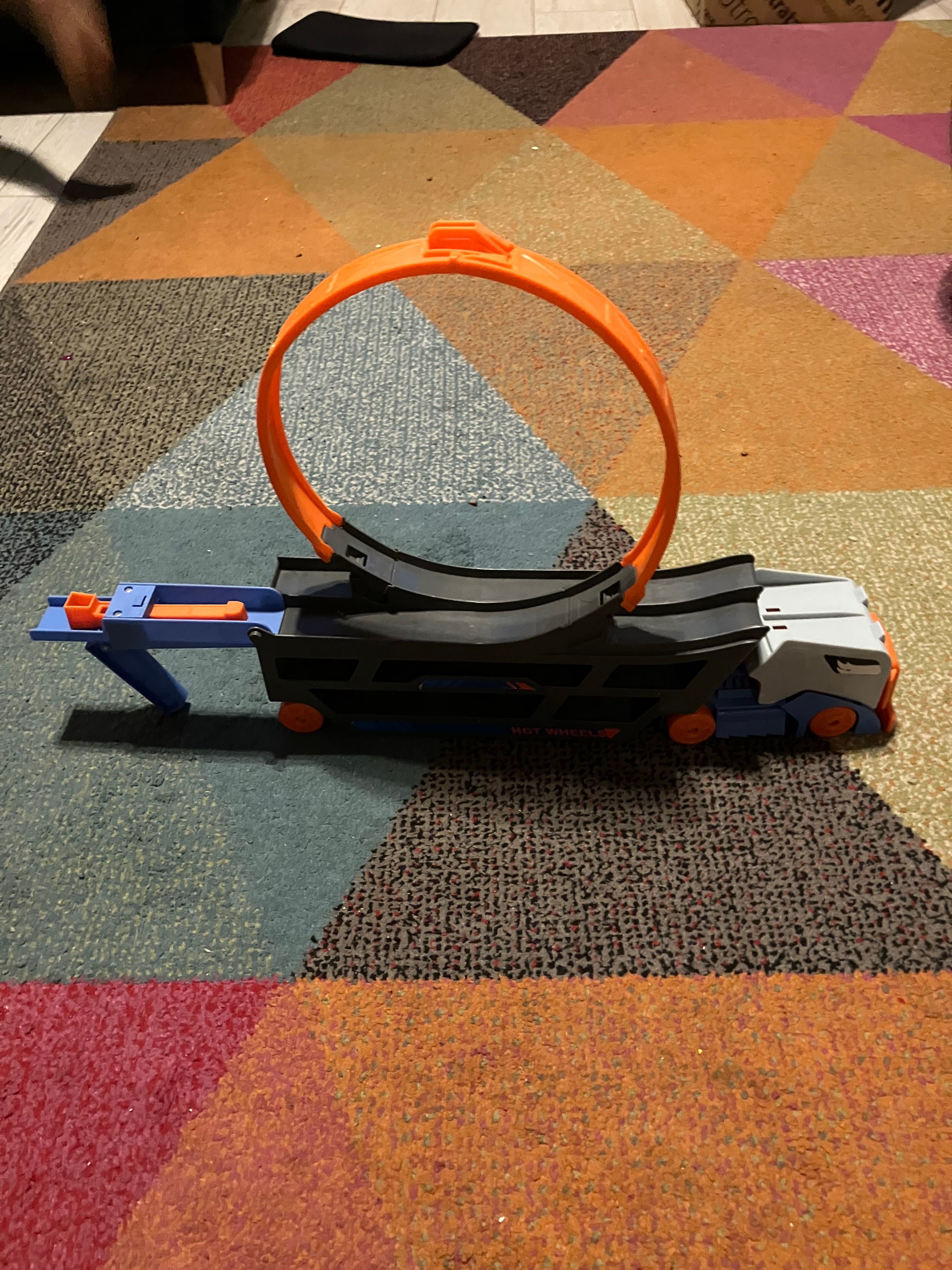 Transporter Ciężarówka z torem, pętlą, wyrzutnią Hot Wheels