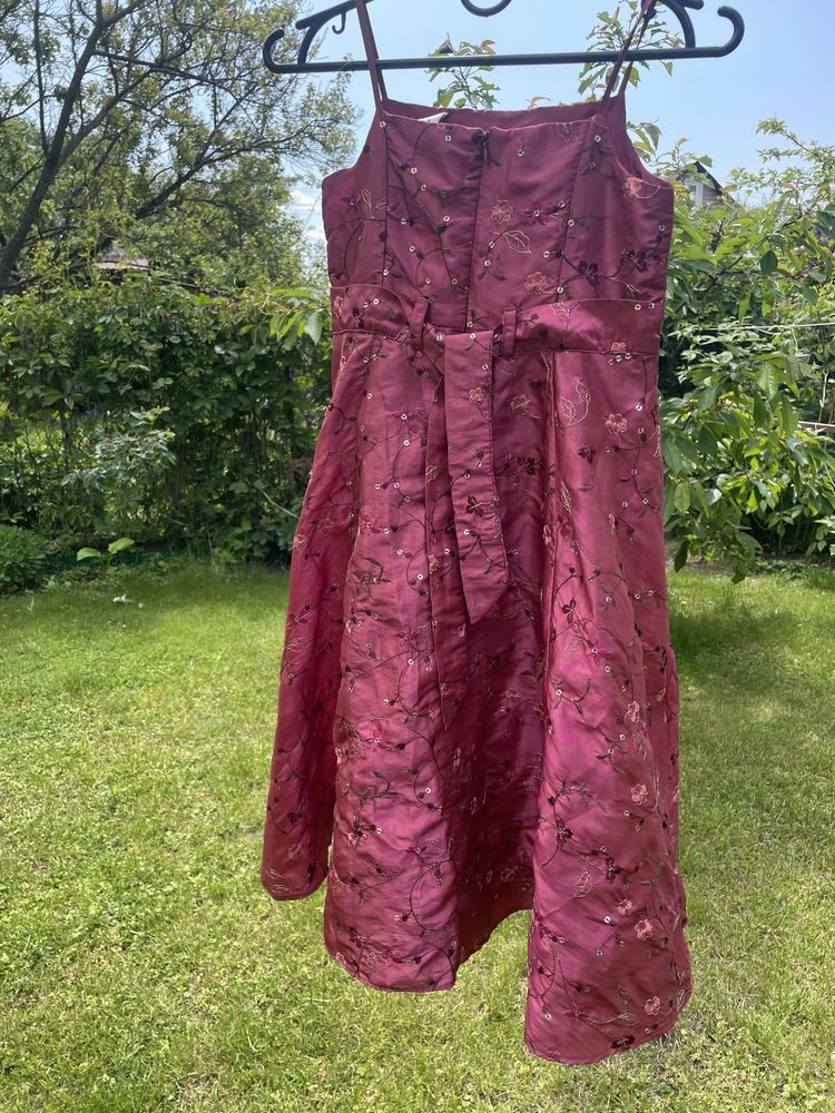 Святкова сукня сарафан для дівчинки 8-9 років з вишивкою та паєтками
