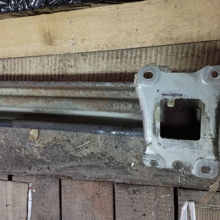 Belka wzmocnienie zderzaka tył skoda octavia kombi 2015 ze śrubami OEM