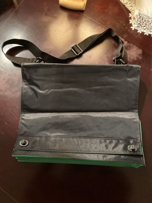 Mala verde e preta para computador e afins