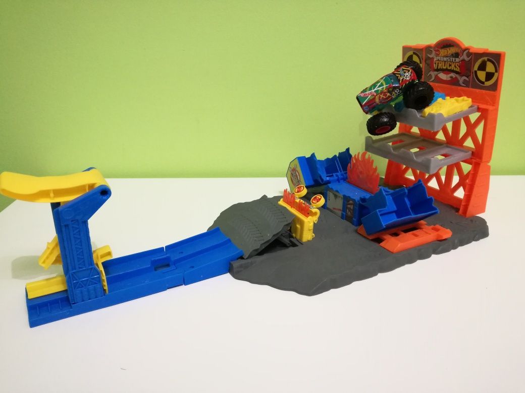 Tor Hot Wheels Monster Truck Demolka na Stacji