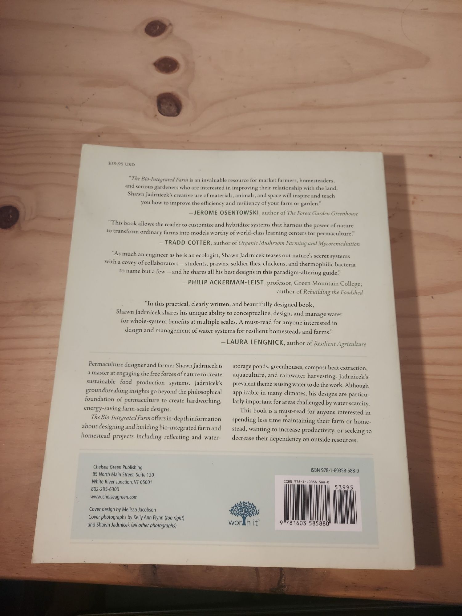 Livro "The Bio-Integrated Farm" de Shawn Jadrnicek – como novo