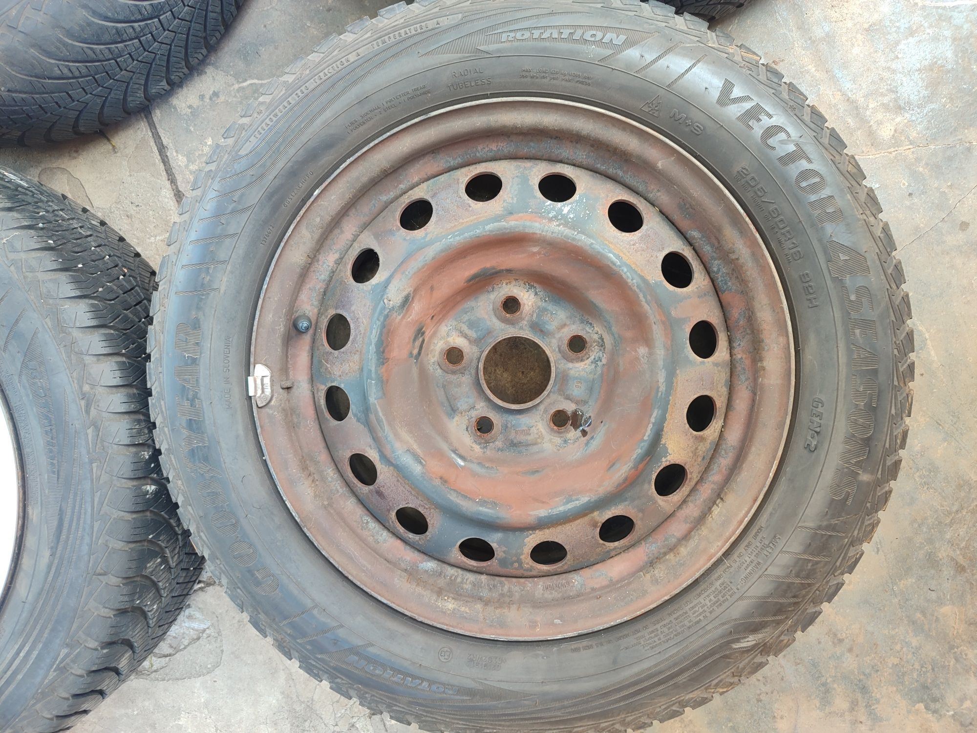 Продам резину з дисками 205/60R16 расболтовка 5/114.3