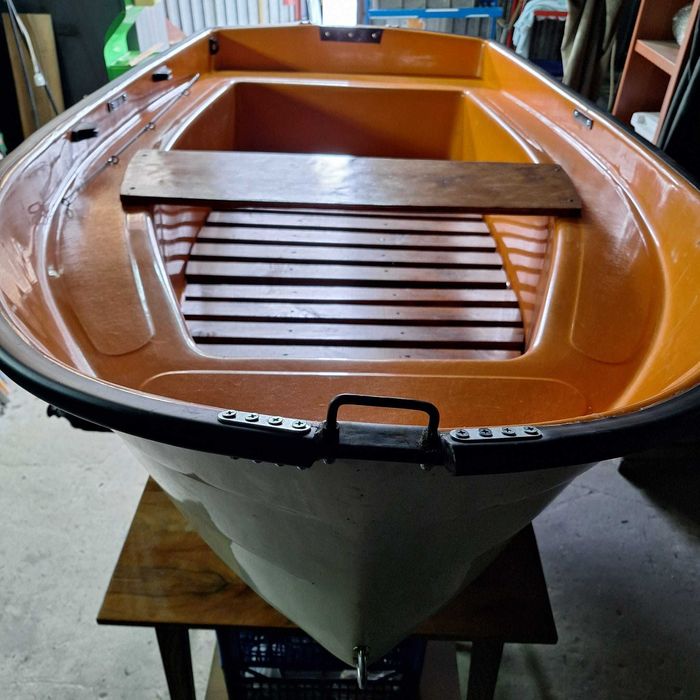 Solidna łódź wiosłowa wykonana z wytrzymałego laminatu. 245x135