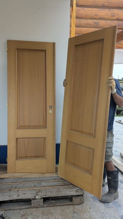 Duas portas em madeira maciça 70x202