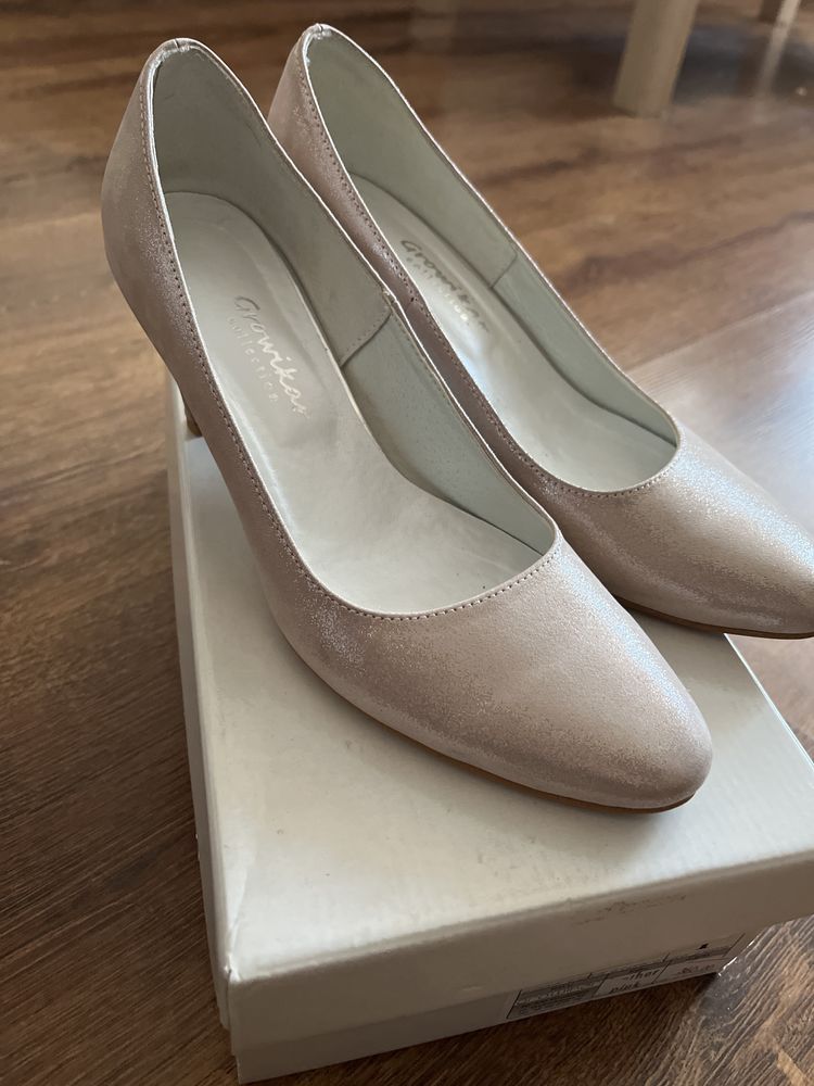 Buty na obcasie założone tylko raz