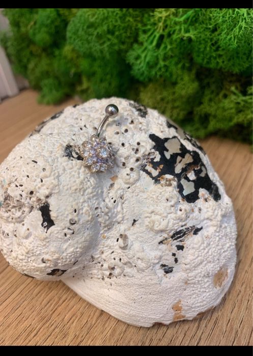 Piękny srebrny kolczyk do pępka z kolorowimi kamieniami