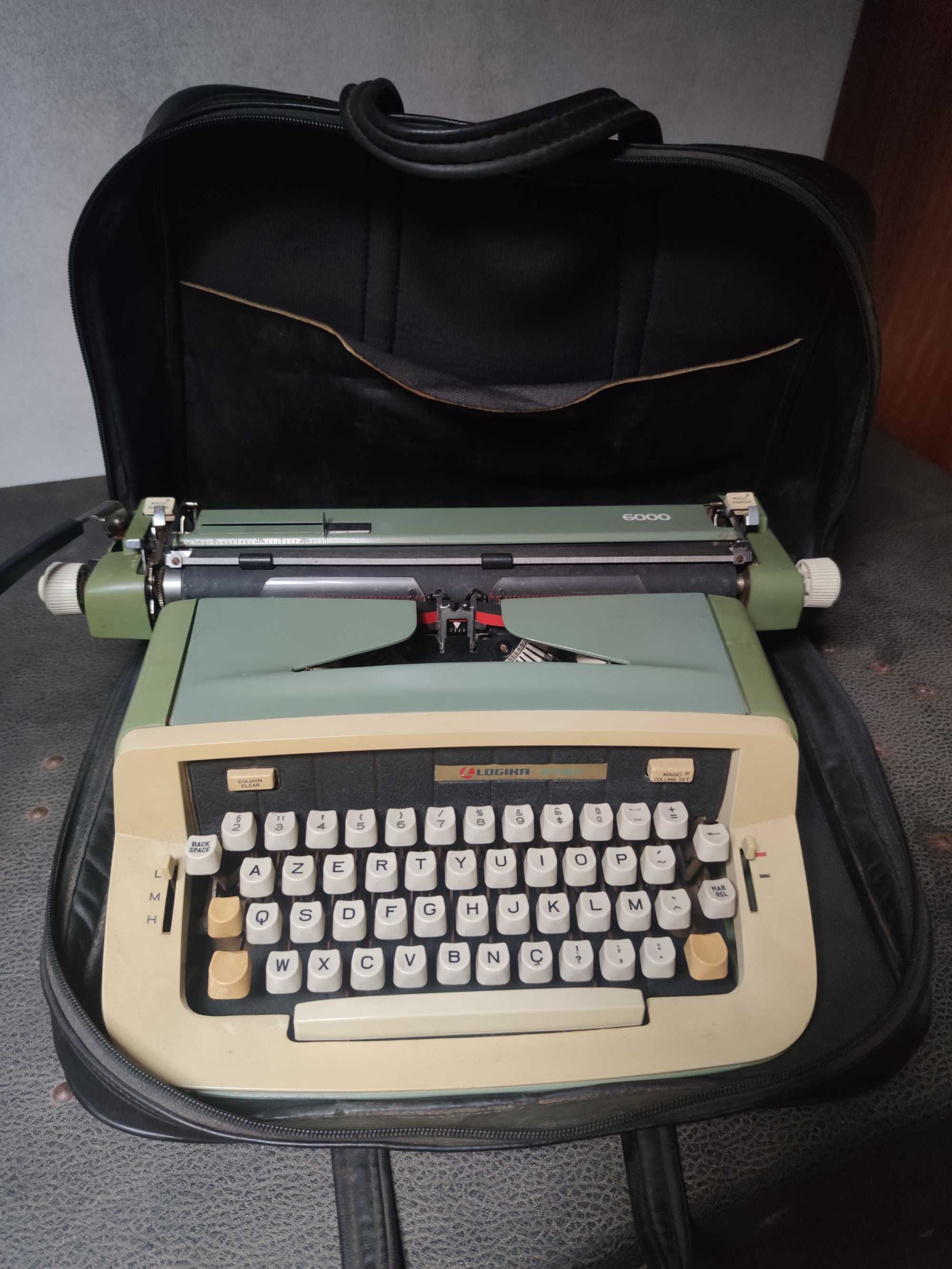 Vendo máquina de escrever LOGIKA, autentica relíquia