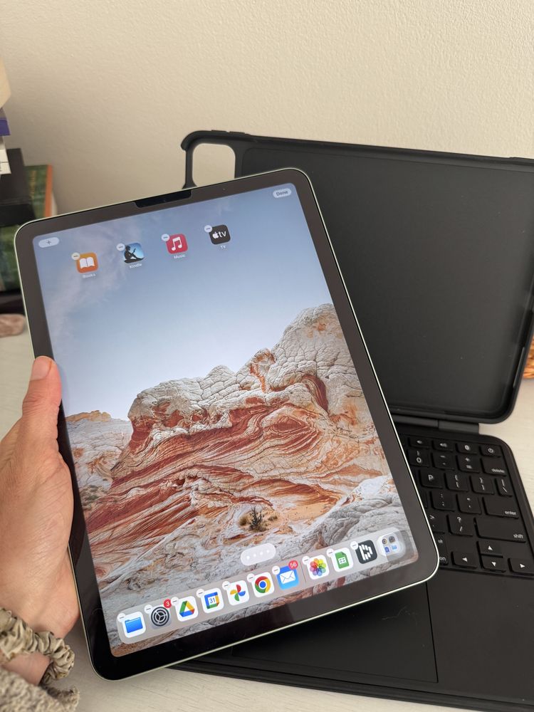 Ipad Air 4th gen, 64gig with durabel case & keyboard, light case & pen