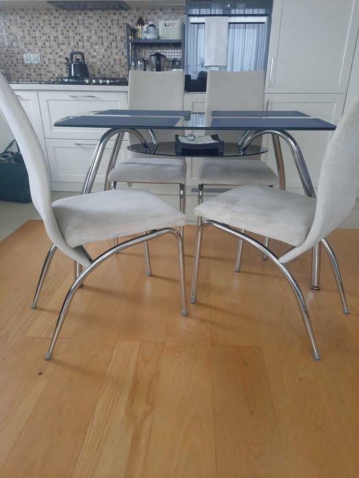 Stół szklany z 4 tapicerowanymi krzesłami