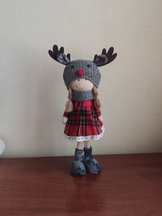 Boneca em pé com gorro bonito