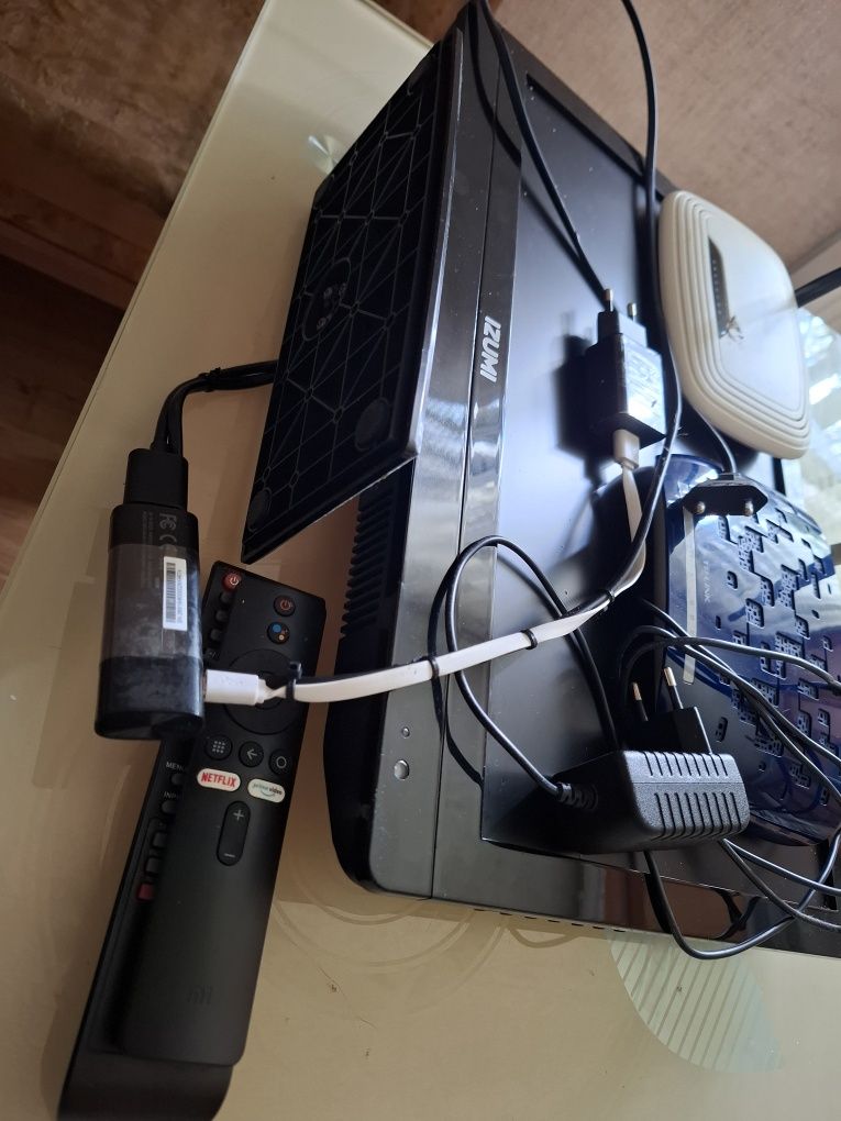 ТВ 19" з кронштейном,з андроїд тв xiaomi mi stick і два wi-fi роутера