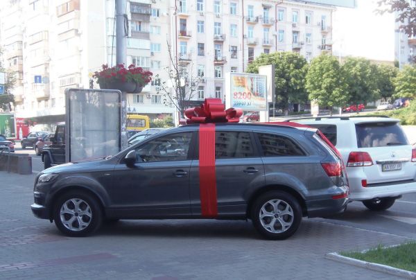 Красный подарочный бант на машину с лентами. Украшение на авто подарок