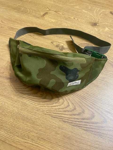 Saszetka nerka marki Stanke w kolorze moro / odcienie zieleni na zamek