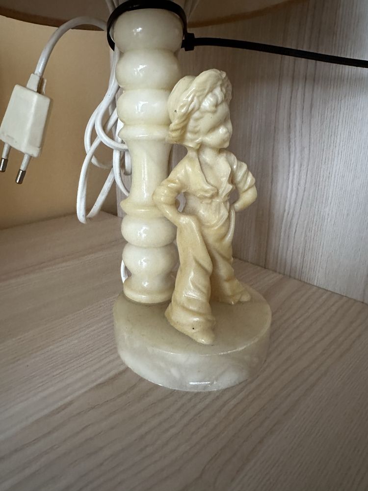 Lampka marmurowa z chlopcem