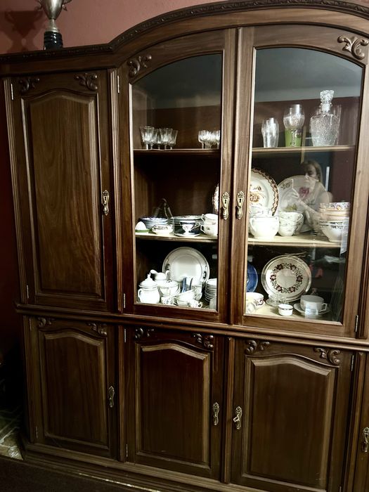 Movies, cadeiras, mesa…