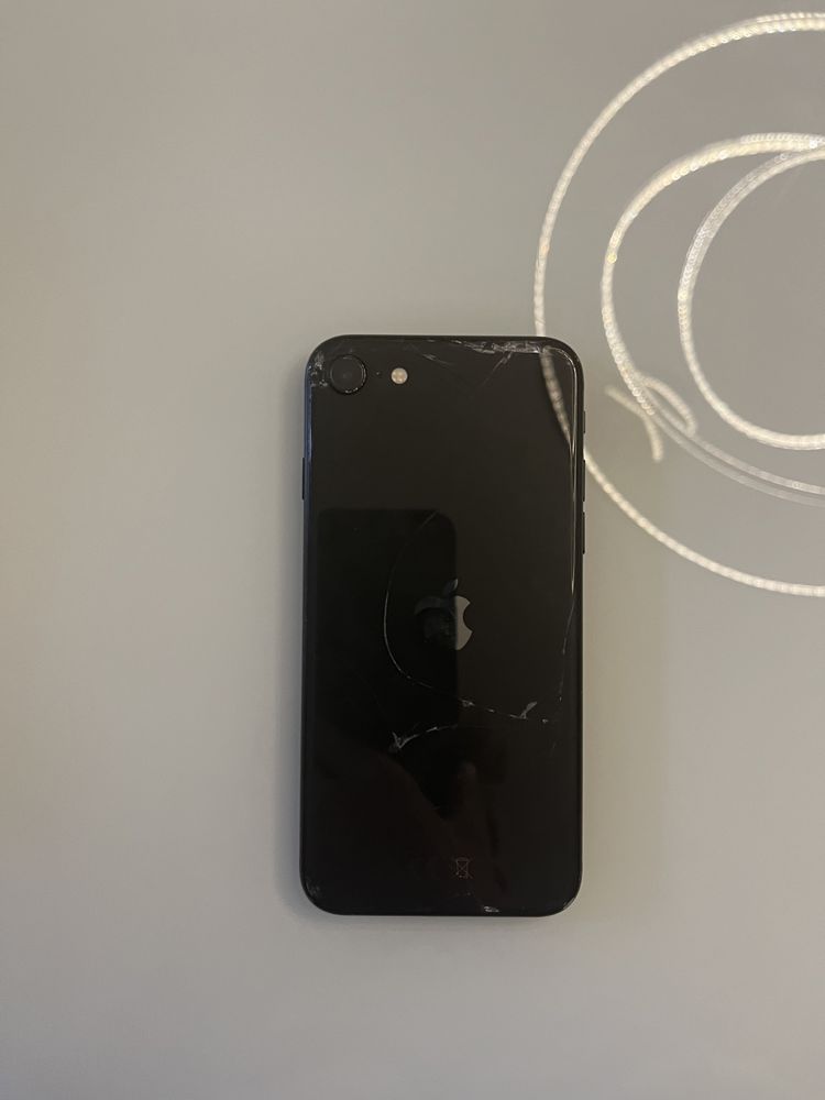 iPhone SE drugiej generacji dobry stan