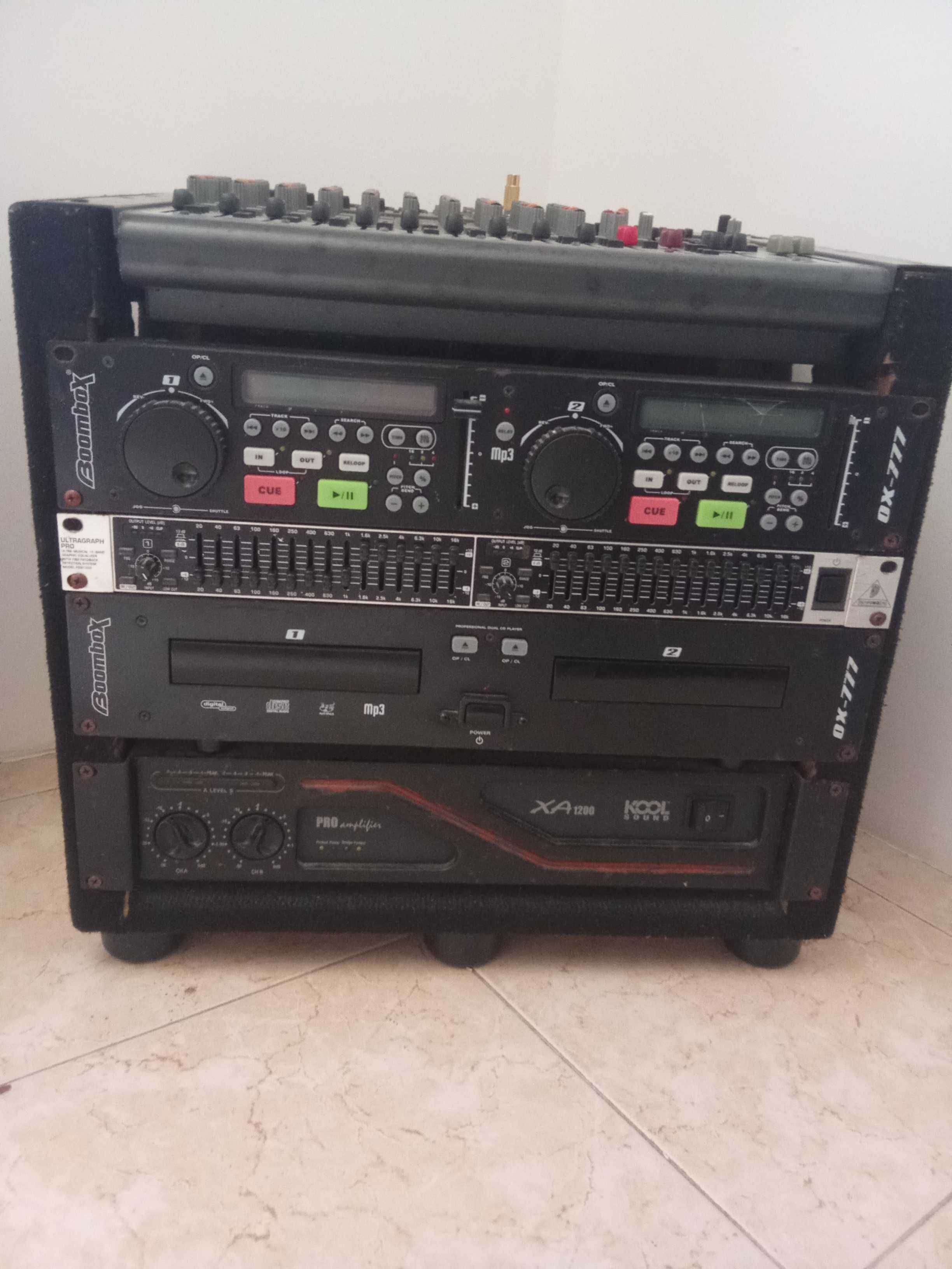 Mesa de som,e duas colunas