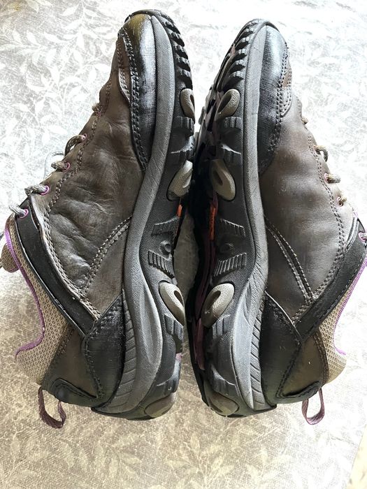 Фірменні кросівки 39- й продаю по ненадобності