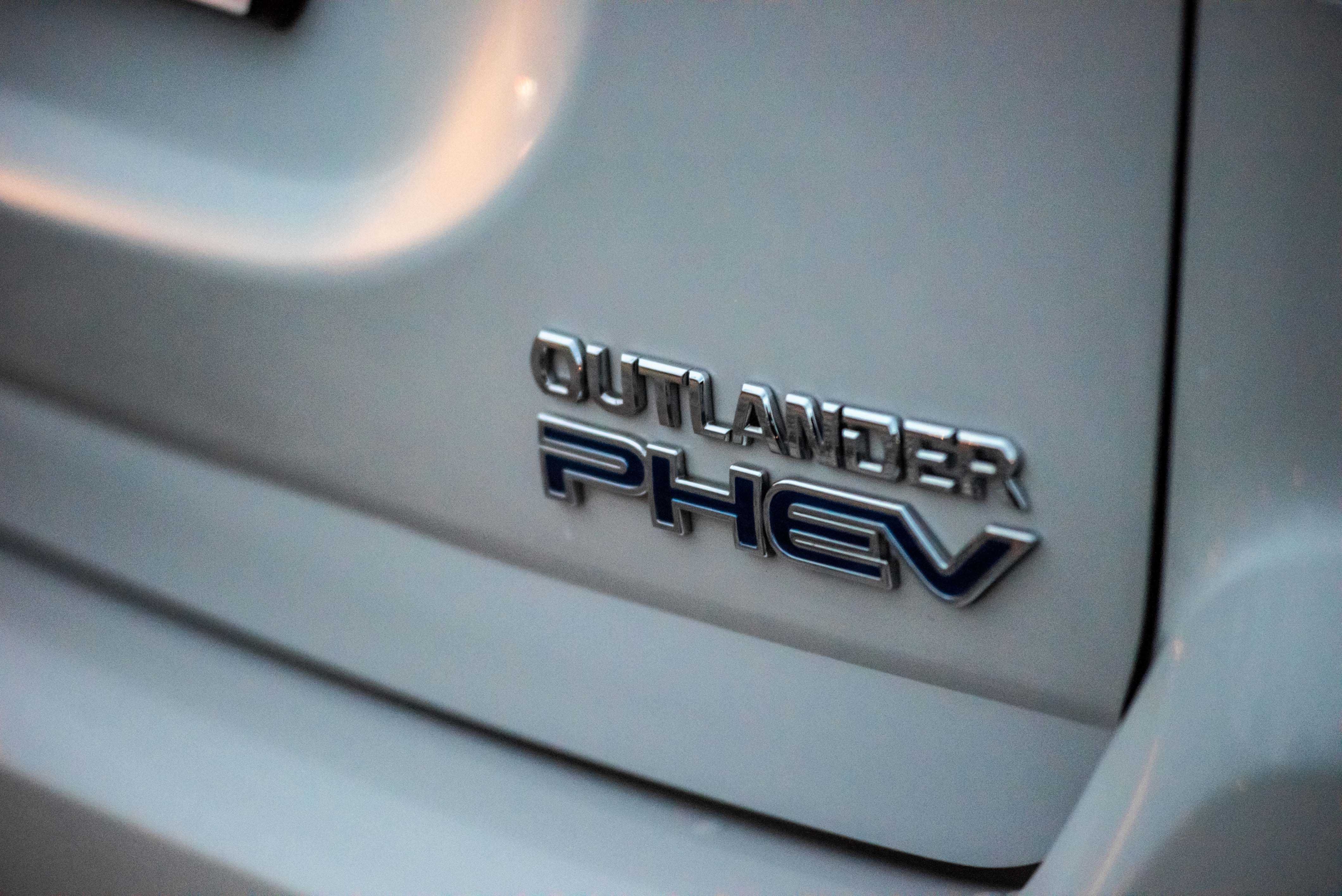Mitsubishi Outlander 2018 PHEV 2.0i AT (221 к.с.) Hybrid 4WD