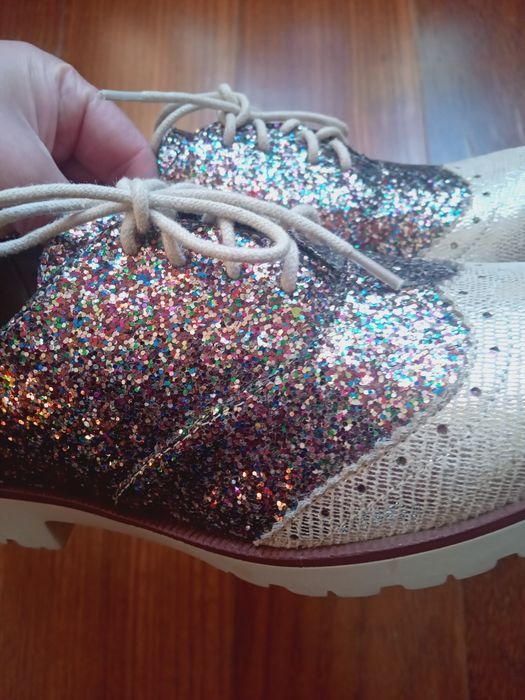 Sapatos estilo Oxford com brilhantes coloridos