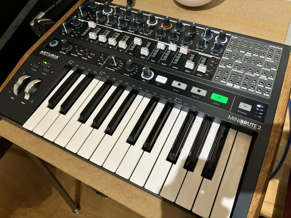 Arturia Minibrute 2 sintetizador analogico