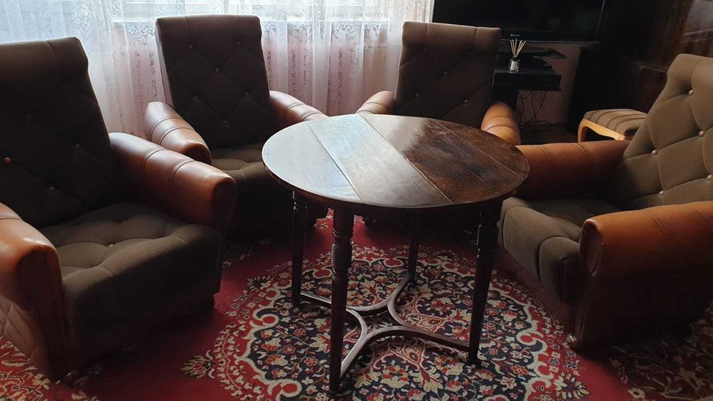 Zestaw mebli (fotele, stolik, kanapa)