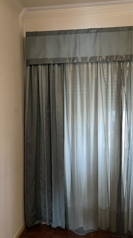 Cortinados prata e azul de correr com sanca