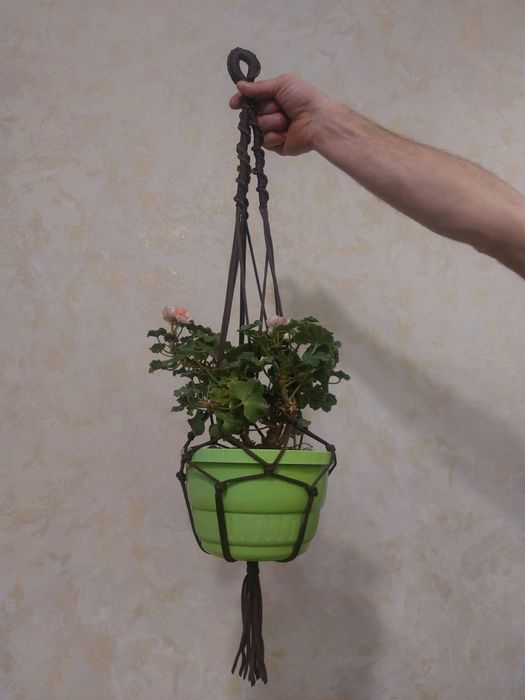 Підвіс для квітів,макраме білого і коричневого кольору