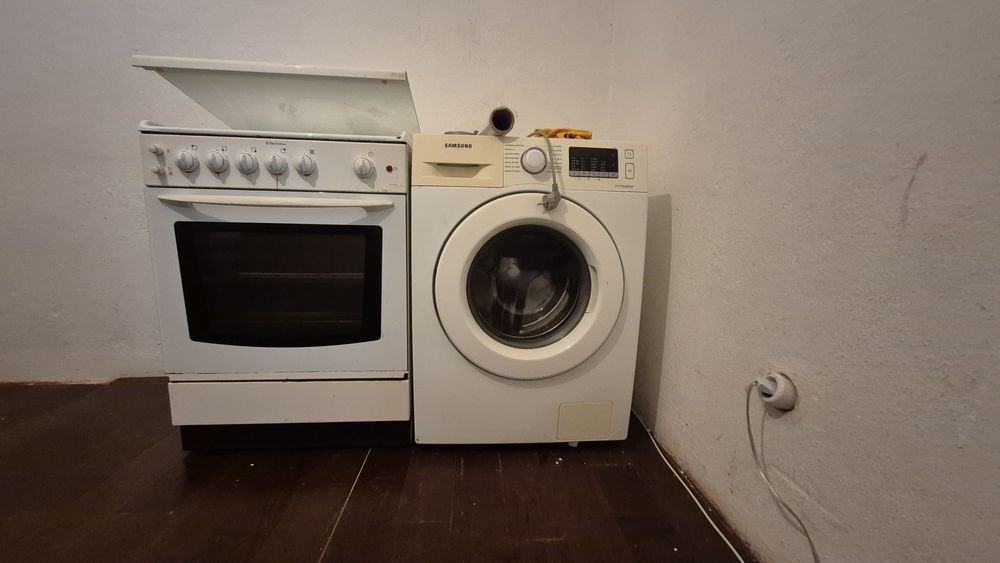 Máquina  De Lavar + Fogão = Otimo estado .