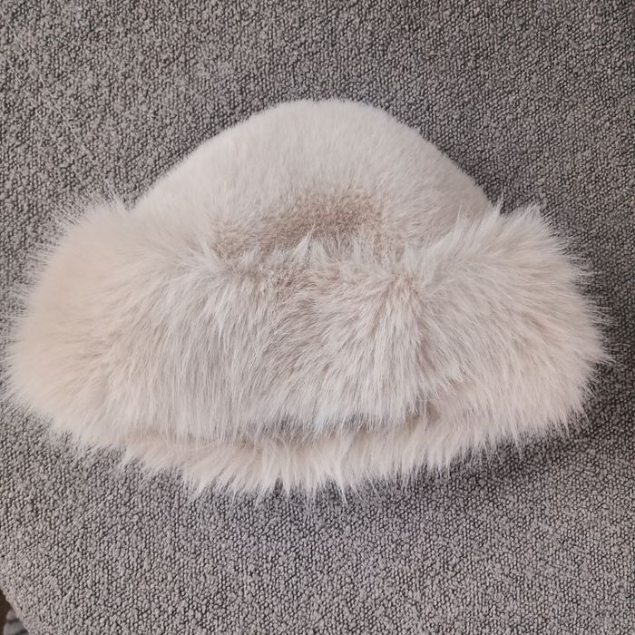 Жіноча хутряна шапка