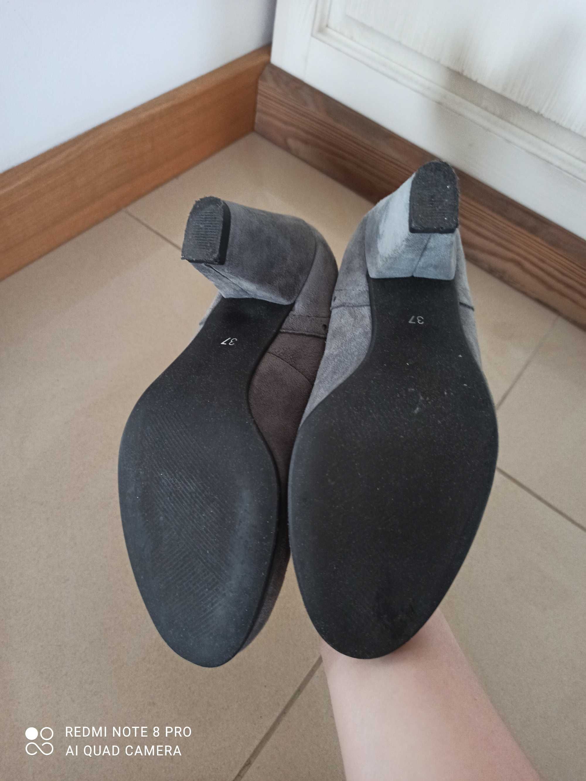 Szare czółenka zamszowe r.37 Intershoe