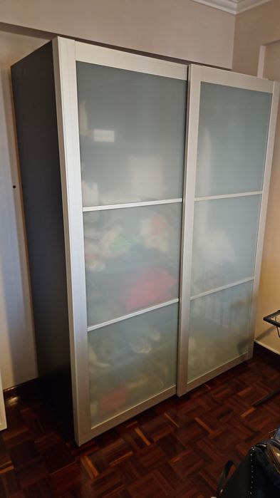 Roupeiro PAX castanho portas em vidro