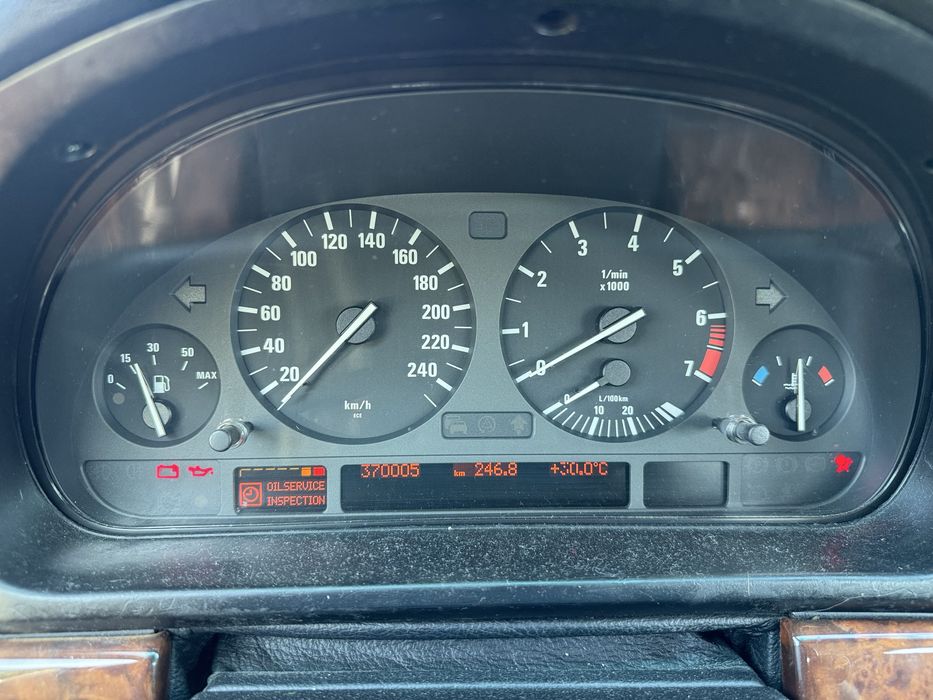 BMW E39 sedan 520